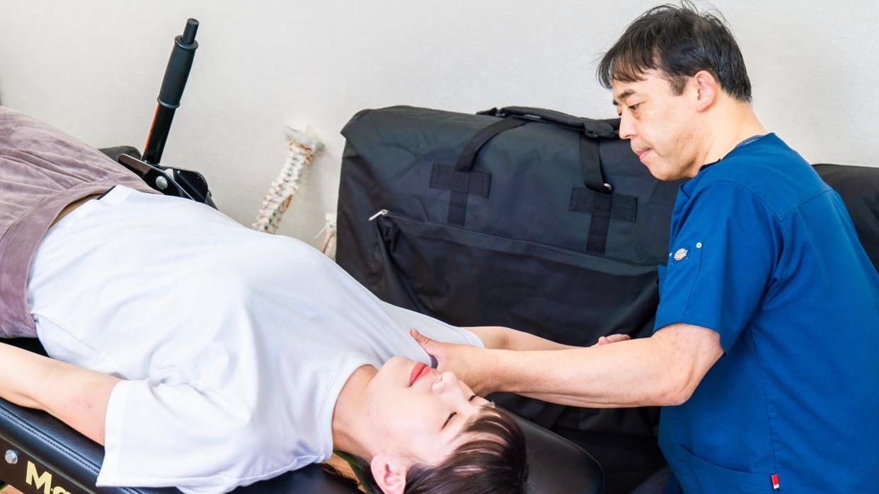 立位で身体の状態を確認している様子